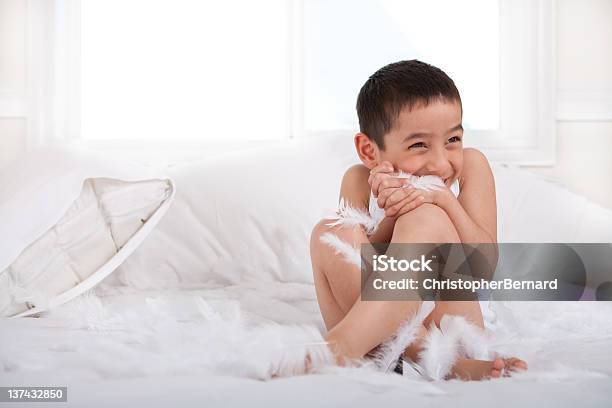 Foto de Sorridente Menino Brincando Com Penas No e mais fotos de stock de 6-7 Anos - 6-7 Anos, Alegria, Asiático e indiano