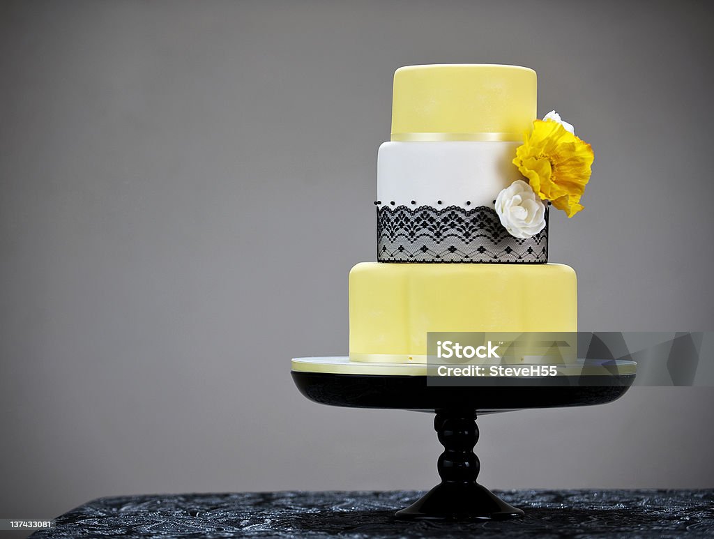 Noir, de blanc et de jaune Gâteau de mariage - Photo de Gâteau à étages libre de droits