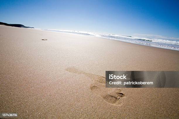 Следы На Пляж — стоковые фотографии и другие картинки Большой палец ноги - Большой палец ноги, Горизонтальный, На открытом воздухе