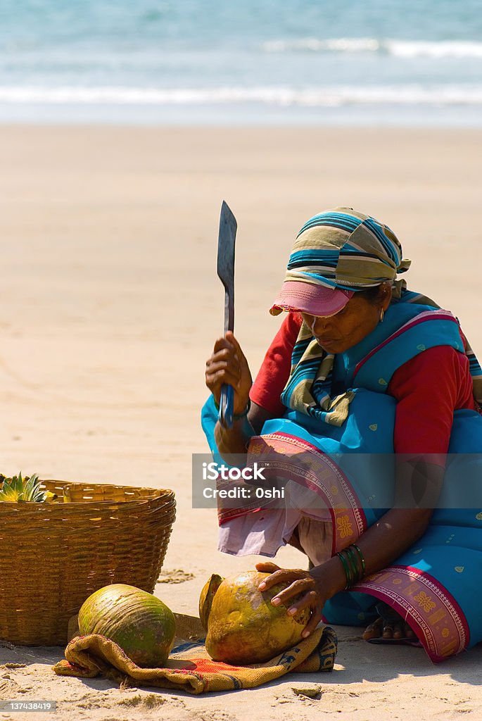 Femme indienne avant la noix de coco - Photo de Adulte libre de droits