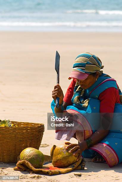 Photo libre de droit de Femme Indienne Avant La Noix De Coco banque d'images et plus d'images libres de droit de Adulte - Adulte, Aliment en portion, Aliments et boissons