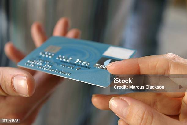 지불 카드를 Nfc 기술 구매에 대한 스톡 사진 및 기타 이미지 - 구매, 사진-이미지, 소매-소비자주의