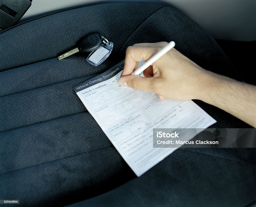 Wypełniając uszkodzenia pojazdu dokumentu (żadne dane osobowe zapisane - Zbiór zdjęć royalty-free (Samochód)