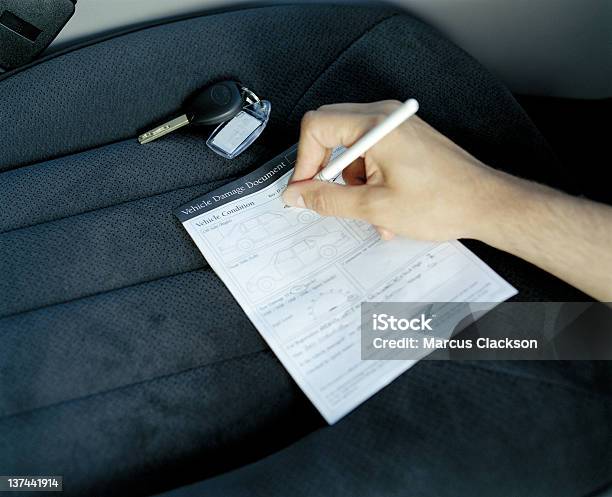 Wypełniając Uszkodzenia Pojazdu Dokumentu Żadne Dane Osobowe Zapisane - zdjęcia stockowe i więcej obrazów Samochód