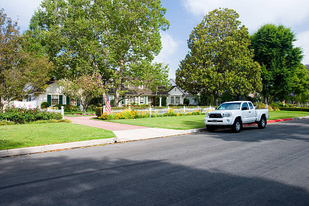 casa residencial con camión - coche doméstico fotografías e imágenes de stock