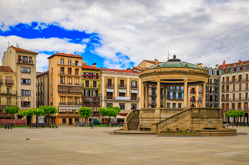 Histórica Plaza del Castillo en Pamplona, España famosa por los encierros photo