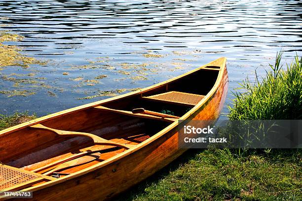 Canoe Di Legno Sulla Spiaggia - Fotografie stock e altre immagini di Canoa - Canoa, Legno, Pagaiare