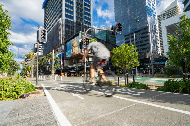 radfahrer auf radweg mit wohngebäudehintergrund, - two way traffic stock-fotos und bilder