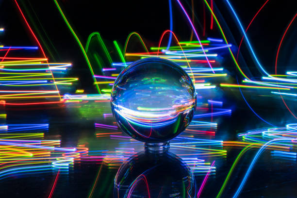 световая живопись хрустальным шаром, цветные огни, световые трассы, абстрактные фотографии - blurred motion circle reflection illuminated стоковые фото и изображения