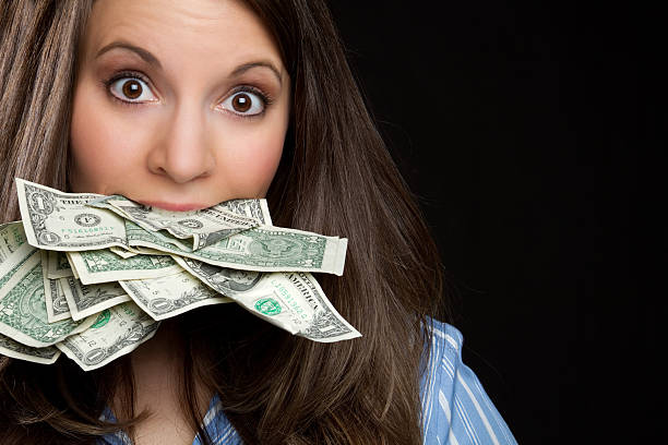 Mujer con dinero en la boca - foto de stock