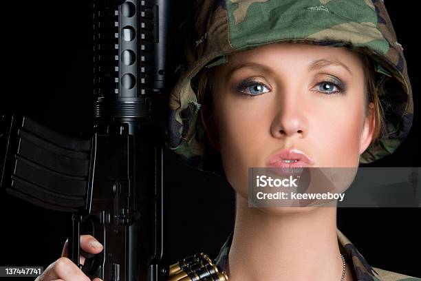 Army Donna - Fotografie stock e altre immagini di Abbigliamento mimetico - Abbigliamento mimetico, Adulto, Aggressione