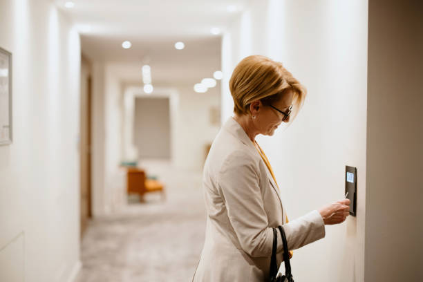 회의실 키카드를 사용하여 문을 열고 호텔 침실에 들어가는 사업가 - business travel luxury indoors plant 뉴스 사진 이미지