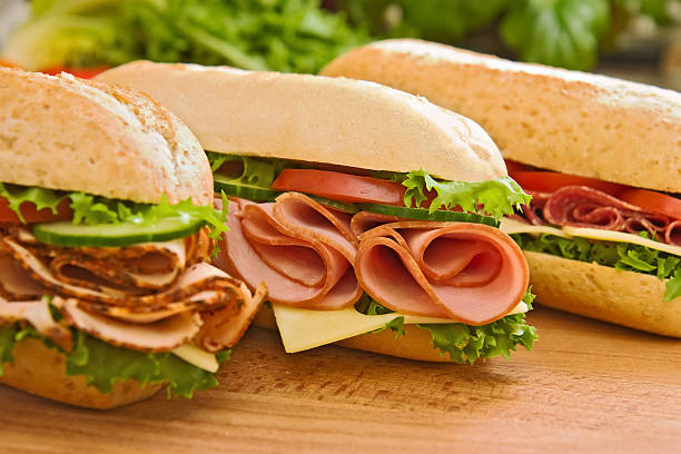 türkei/hühnerbrust, schinken und salami sandwiches & schweizer - sandwich submarine sandwich ham bun stock-fotos und bilder