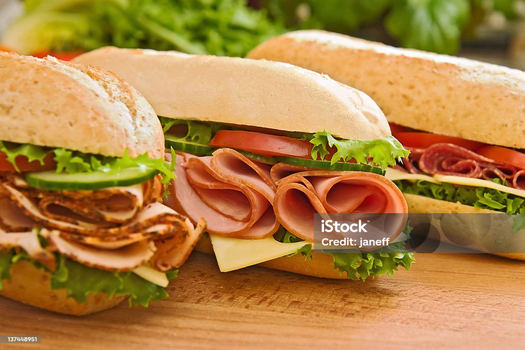 Turquie/Blanc de poulet, jambon et salami sandwiches & suisse - Photo de Sandwich à la baguette libre de droits