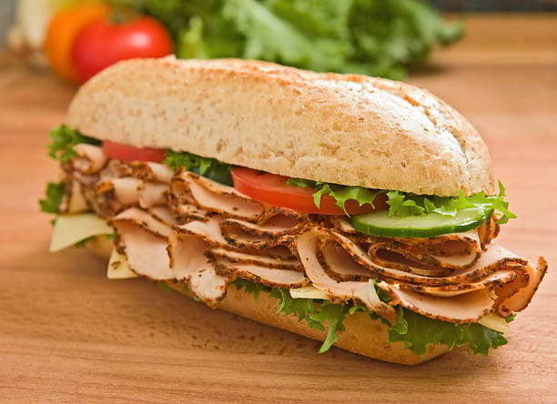 большой турция/куриная грудка сэндвич на деревянные поверхности - turkey sandwich стоковые фото и изображения