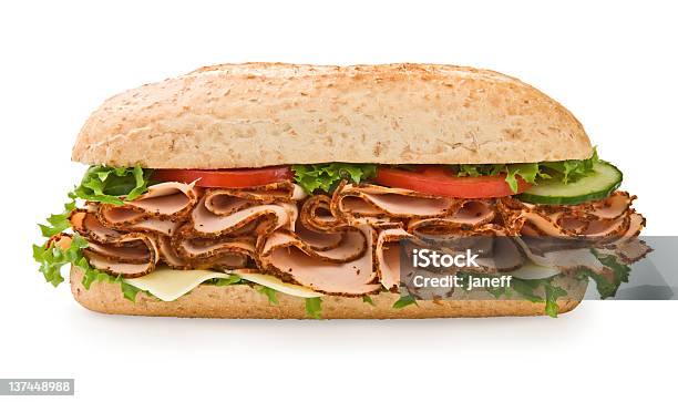 Duży Pełnoziarnista Turcja Chicken Sandwich - zdjęcia stockowe i więcej obrazów Sandwich z bagietki - Sandwich z bagietki, Kanapka, Neutralne tło