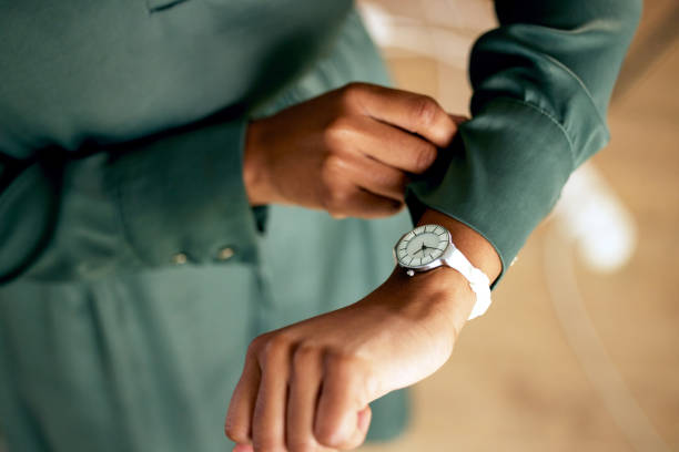 foto de un empresario irreconocible comprobando el tiempo en el trabajo - time fotografías e imágenes de stock