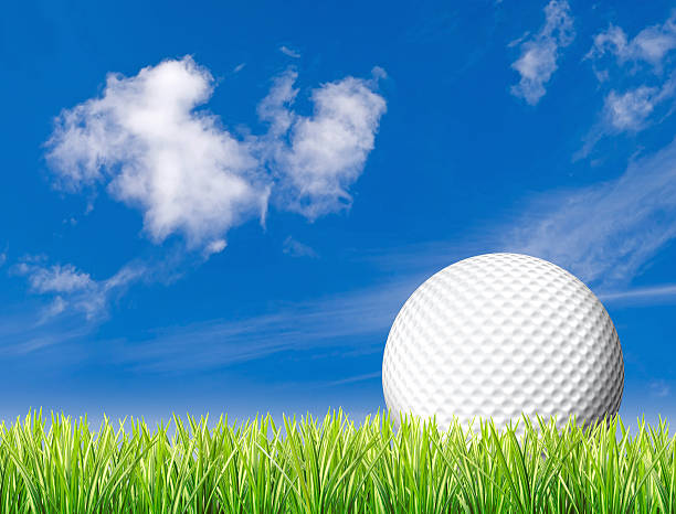 bola de golfe no alto grama com céu azul - golf ball spring cloud sun imagens e fotografias de stock