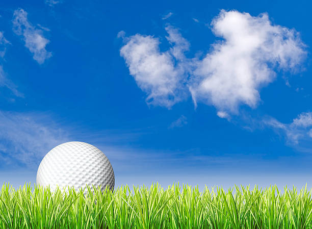 bola de golfe, grama e céu azul - golf ball spring cloud sun imagens e fotografias de stock