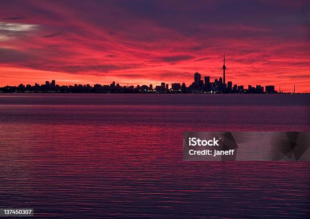 Panorámica De Toronto De West Antes De Que Salga El Sol Foto de stock y más banco de imágenes de Agua