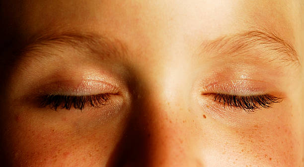 augen geschlossen - eyes closed blinking human eye closed stock-fotos und bilder