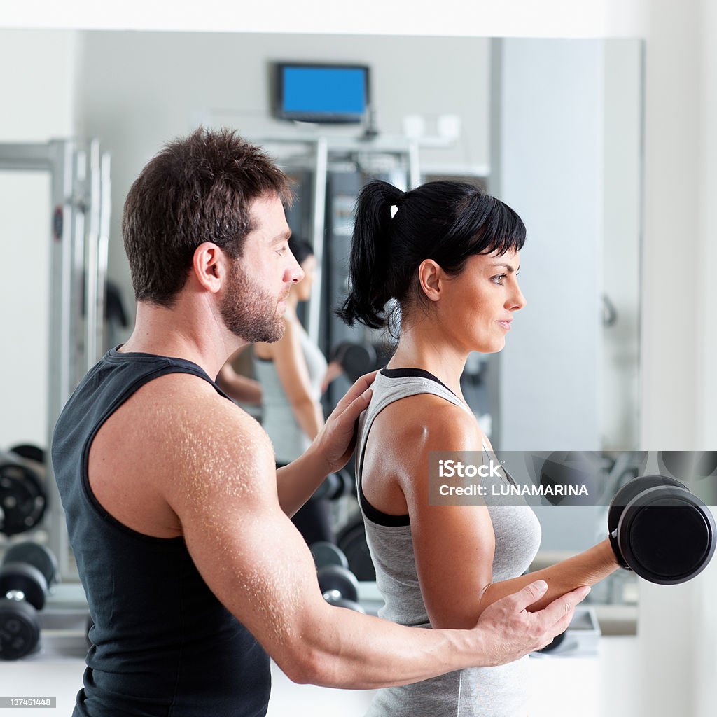 Ginásio mulher personal trainer com Musculação com Peso - Royalty-free 20-24 Anos Foto de stock