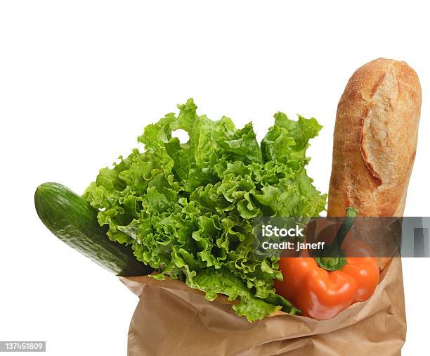 Photo libre de droit de Des Courses Dans Un Sac En Papier banque d'images et plus d'images libres de droit de Aliment - Aliment, Baguette de pain, Concombre