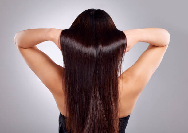 scatto di retrovisione di una giovane donna irriconoscibile in posa su uno sfondo grigio - capelli lunghi foto e immagini stock