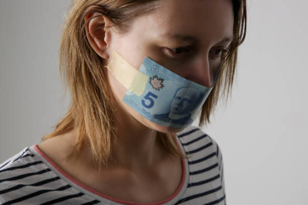 l’argent achète le silence. bouche de femme couverte de billet d’un dollar. concept de corruption et de liberté d’expression. - currency silence censorship behavior photos et images de collection