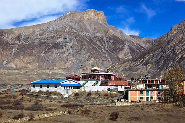 buddhistische tempel in muktinath - muktinath stock-fotos und bilder