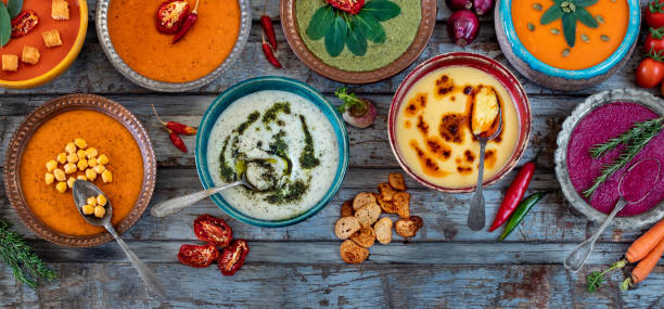 soupes traditionnelles nommées analı kızlı, yayla, ezogelin et tarhana. - soup mix photos et images de collection