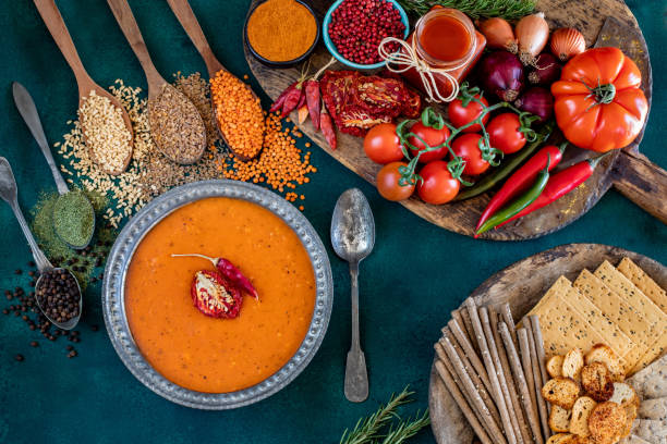 традиционный суп под названием тархана чорбасы и суп эзогелин. - soup lentil healthy eating dishware стоковые фото и изображения