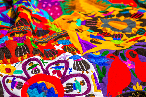 Telas tradicionales que muestran los colores vibrantes de los trajes guatemaltecos, cerca del lago Atitlán en Guatemala photo