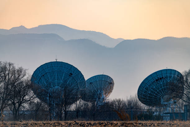 el grupo receptor del satélite está en la puesta de sol"n"n - defense industry audio fotografías e imágenes de stock