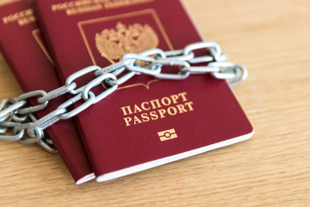passaporto internazionale per i cittadini russi sotto la catena - presidente della russia foto e immagini stock