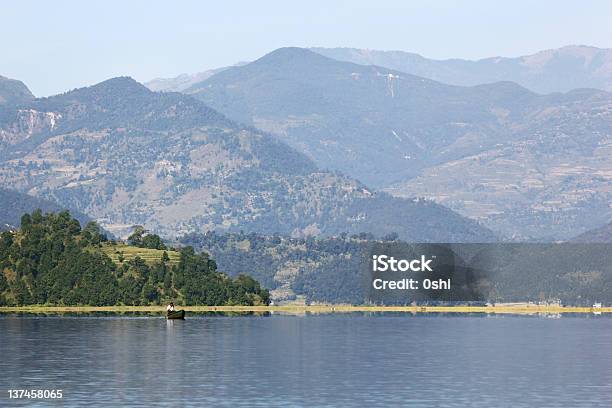 Lago Phewa - Fotografie stock e altre immagini di Acqua - Acqua, Adulto, Ambientazione esterna