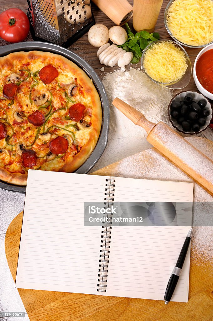 Pizza z notebooka i składniki - Zbiór zdjęć royalty-free (Pizza)