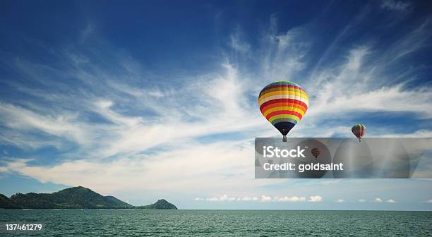 Palloncini Colorati - Fotografie stock e altre immagini di A mezz'aria - A mezz'aria, Attività ricreativa, Avventura