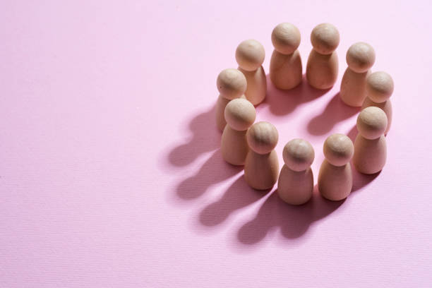 다양성, 평등 및 비즈니스의 개념을 위한 원안에 있는 나무 인형 그룹 - figurine business circle communication 뉴스 사진 이미지