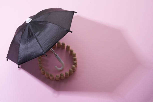parapluie dans le groupe du milieu de figurines en bois à l’ombre - toy umbrella photos et images de collection
