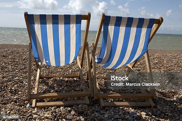 Photo libre de droit de Rayures Transat Sur La Plage De Chagrin banque d'images et plus d'images libres de droit de Ameublement - Ameublement, Angleterre, Bizarre