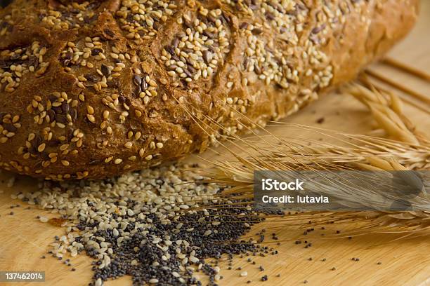 Negro De Pan Con Semilla De Amapola Del Lino Y Sésamo Foto de stock y más banco de imágenes de Alimento