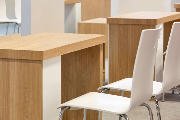 białe krzesła i stół indoor set. nowoczesne drewniane meble. nikt - ife zdjęcia i obrazy z banku zdjęć