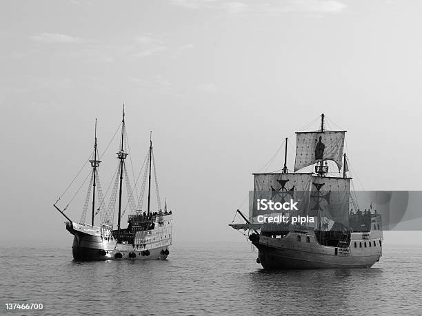 Batalha De Navios No Mar - Fotografias de stock e mais imagens de Antigo - Antigo, Boia - Equipamento de Desporto Aquático, Branco