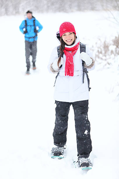 schneeschuhwanderungen im winter hiking - snowshoeing snowshoe women shoe stock-fotos und bilder