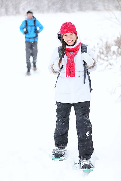 passeios com raquetes de neve do inverno caminhadas - snowshoeing snowshoe women shoe - fotografias e filmes do acervo