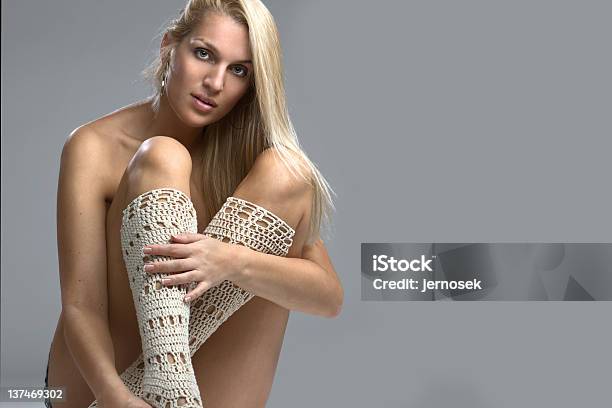 Sexy Rubia Modelo Con Botas Foto de stock y más banco de imágenes de Accesorio personal - Accesorio personal, Adulto, Adulto joven