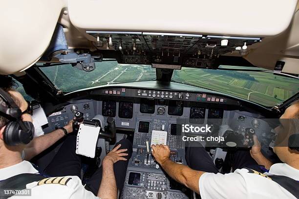 Casal De Jovens Pilotos No Cockpit Aproximar Para O Aeroporto - Fotografias de stock e mais imagens de Cabine de Piloto de Avião