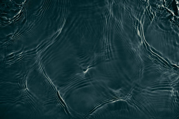 noir transparent clair calme texture de surface de l’eau - spring ride photos et images de collection