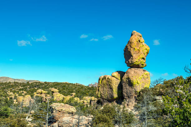 zrównoważona skała w chiricahua national monument - chiricahua national monument zdjęcia i obrazy z banku zdjęć